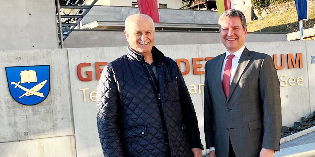 Dr. Schöffmann vor dem Gemeindeamt am Gemeindesprechtag Techelsberg