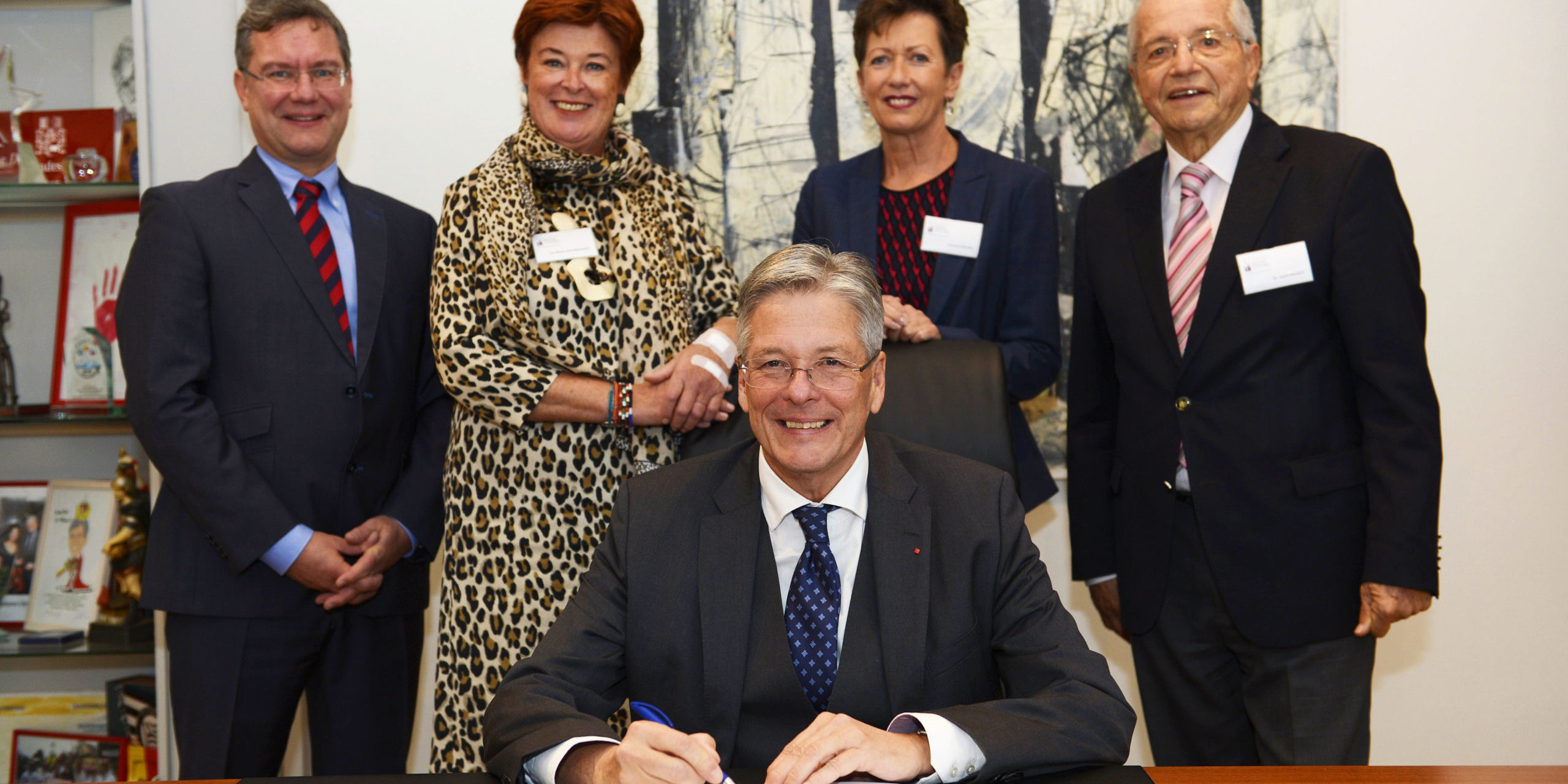 Bild zur Gründung Kärntner Kulturstiftung. Am Bild zu sehen: Ina Maria Lerchbaumer (2.v.l.), Monika Kircher (2.v.r.), Adolf Rausch (g.r.) und Landeshauptmann Peter Kaiser (vorne).